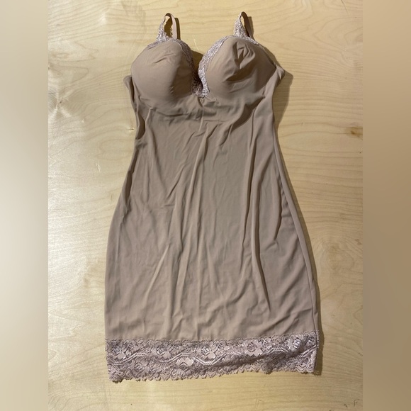 Marilyn Monroe Elegant Lace Trim Chemise - Tan 1X (MS) - Picture 4 of 7